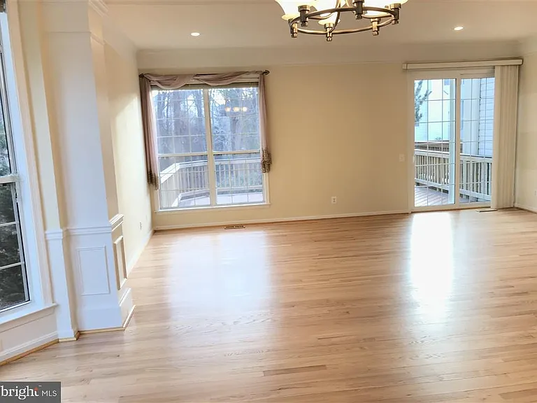 7507 Lamoyne Ct — Photo 16