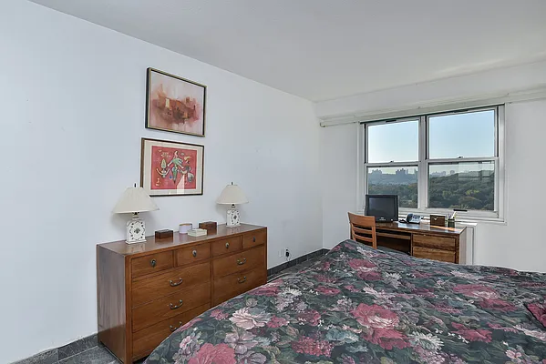 Sold by Houlihan Lawrence | media 12