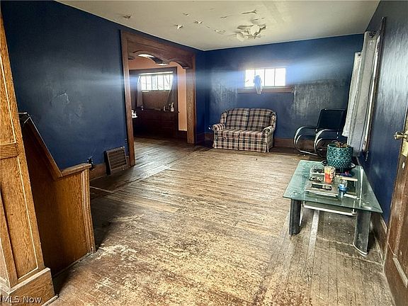 3rd image of 22 Brighton Dr