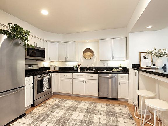 3rd image of 635 Elm Ave #1