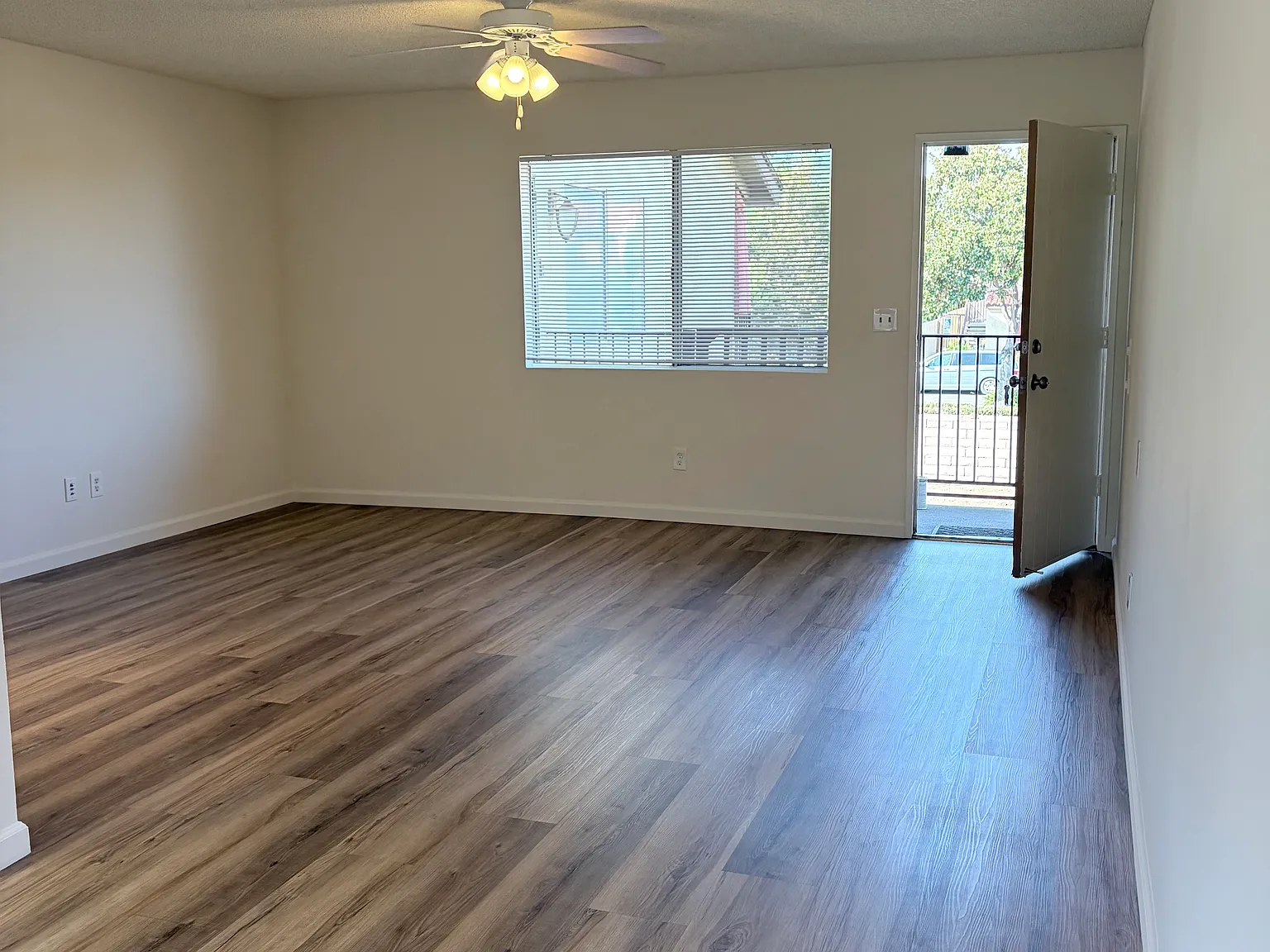 2 bed, 980 sqft, $2,400 — Photo 4