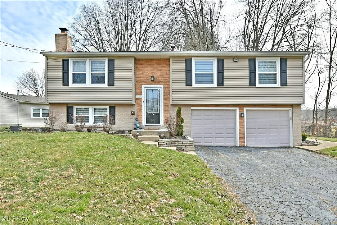 8018 Castle Rock Dr NE photo 1