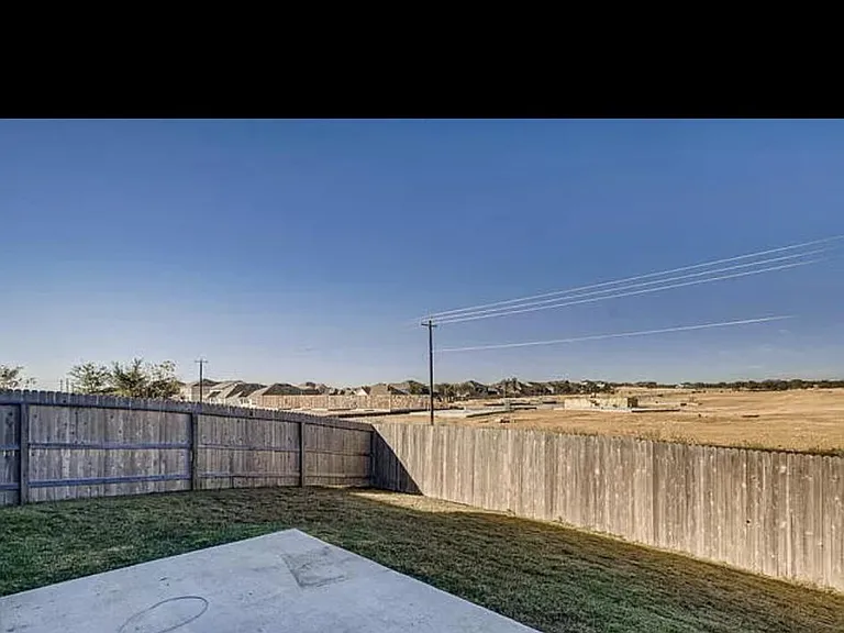 10715 Noble Cyn — Photo 14