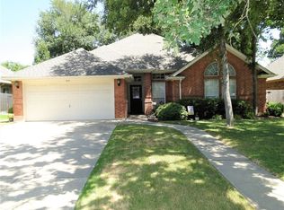 949 Oak Valley Rd, Burleson, TX 76028