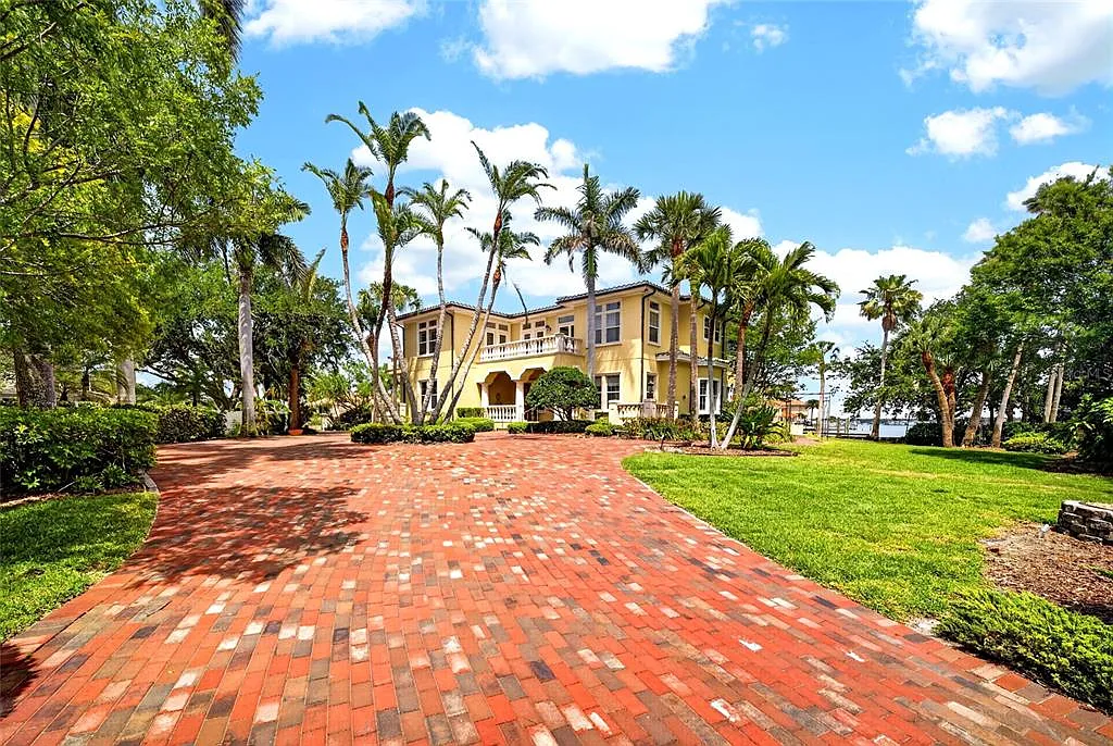 4 bed, 6.0 bath, 4862 sqft, $28,000 — Photo 2
