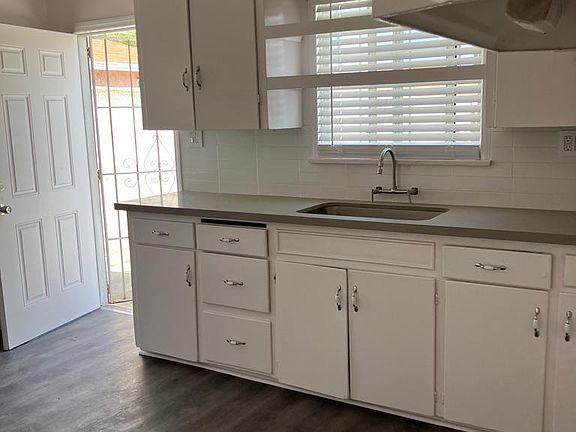Kitchen Looks Into Private Backyard. Large In-Kitchen Eating Area