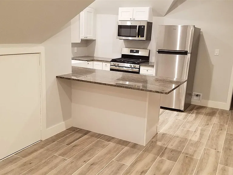 241 E Broadway #4 — Photo 3