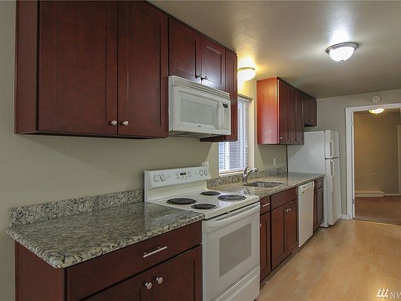 4th image of 18531 Fremont Ave N