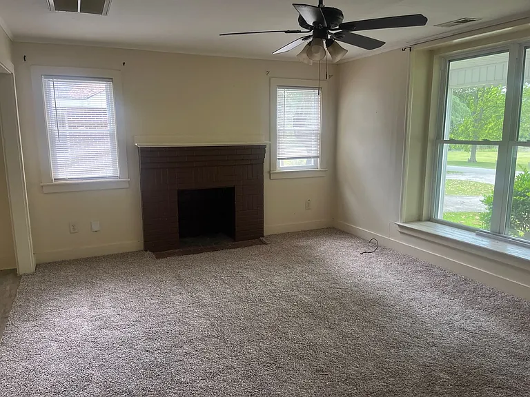 328 Williamsburg St NE — Photo 2