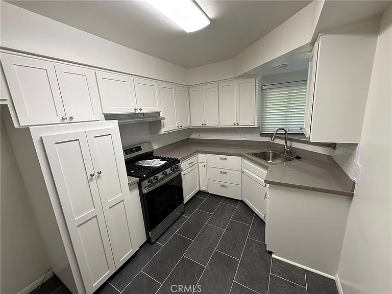 10317 Pinehurst Ave — Photo 11