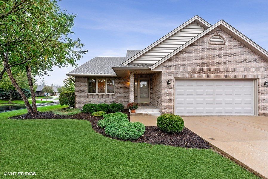 Welcome home to this well maintained, end unit townhome!