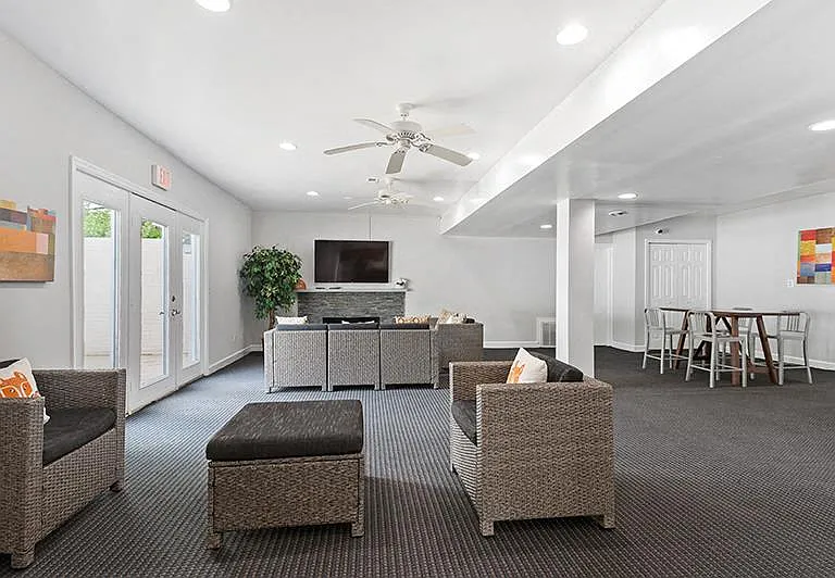 Blue Ridge Crossing Apartments & Townhomes — Photo 21