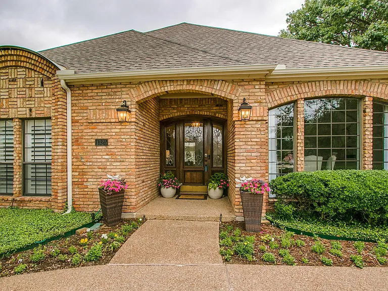 1325 Shamrock Ln — Photo 4