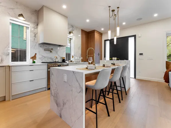 2256 E Pender St #1, Vancouver, BC V5L 1X4