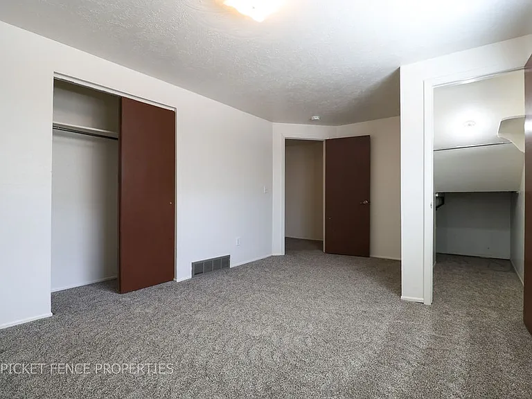 1488 E 8th St — Photo 12