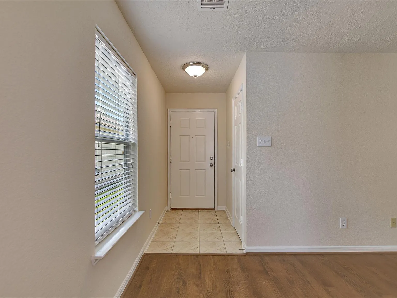 3 bed, 2.0 bath, 1410 sqft, $1,895 — Photo 4