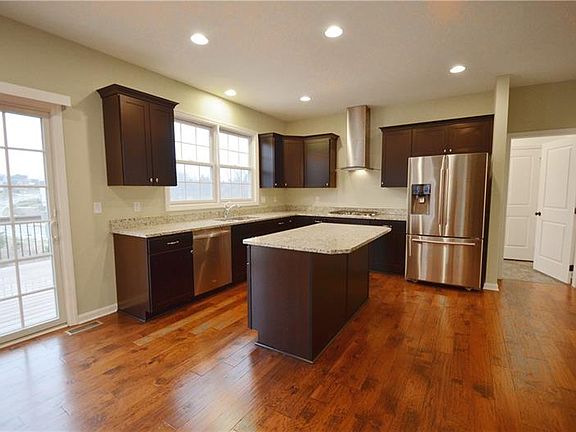4th image of 410 Hidden Meadow Dr