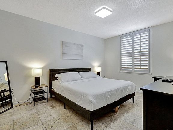 5th image of 580 Sapodilla Ave #1