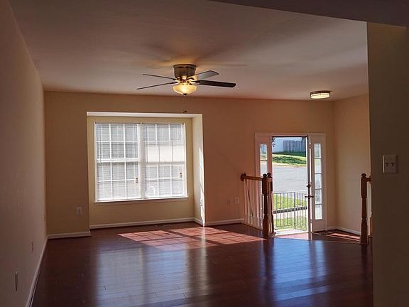 3rd image of 102 Hastings Dr