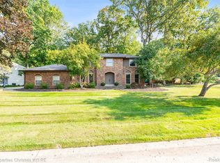 2935 Woodford Cir, Rochester Hills, MI 48306