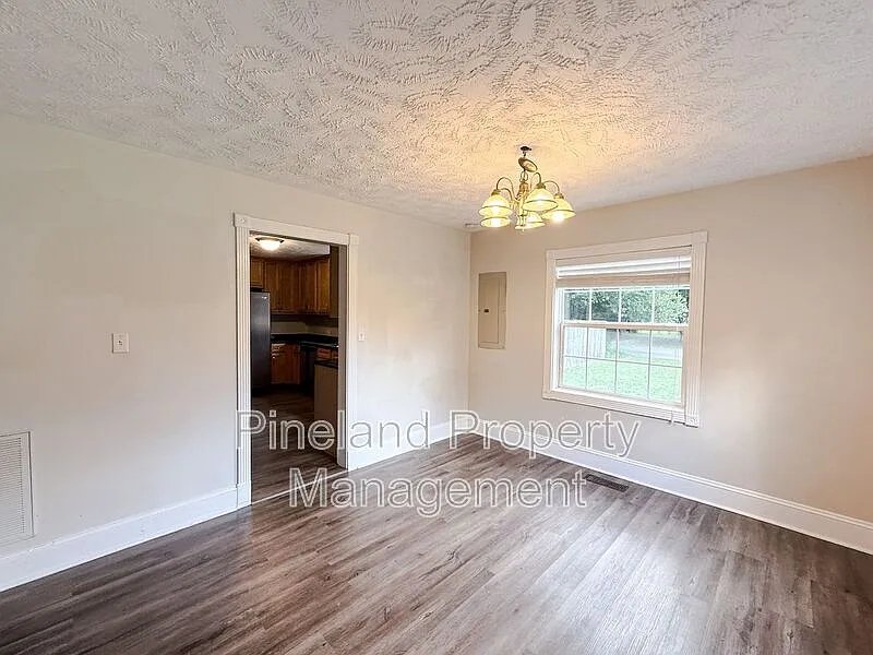 3 bed, 2.0 bath, 1274 sqft, $1,435 — Photo 4