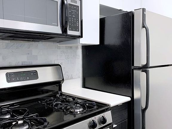 3rd image of 200 E 33rd St APT 15B