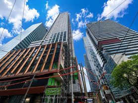 400 King St W