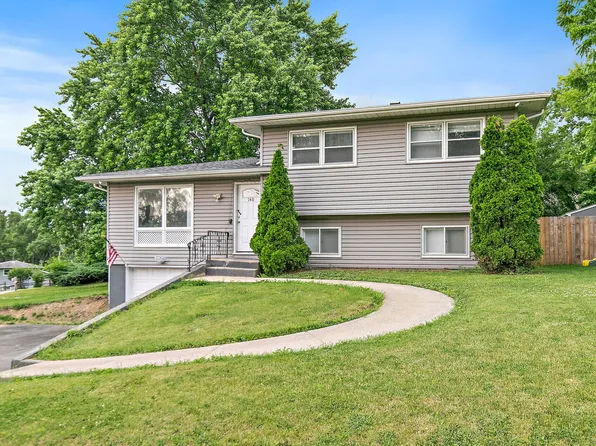 140 Skyline Dr, Carpentersville, IL 60110