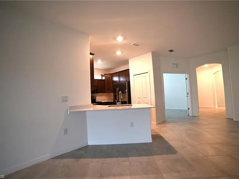 2665 Vine Ave — Photo 2