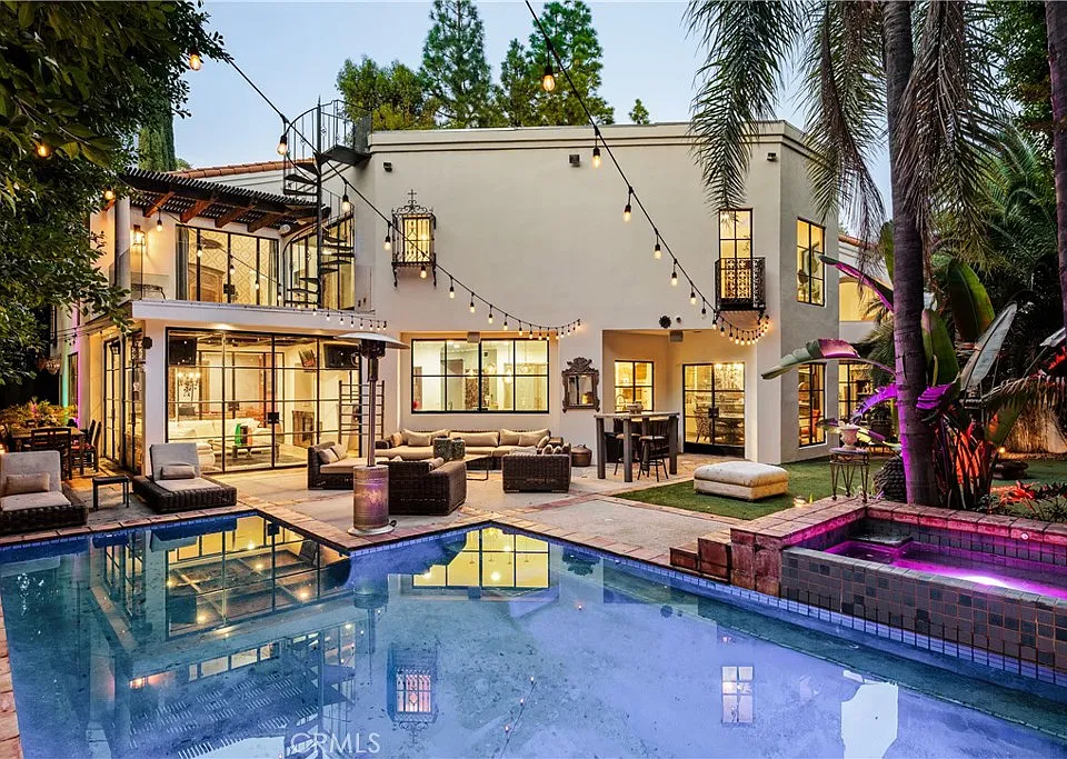4909 Woodley Ave