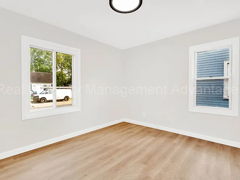 1513 E Meyers Ave — Photo 15