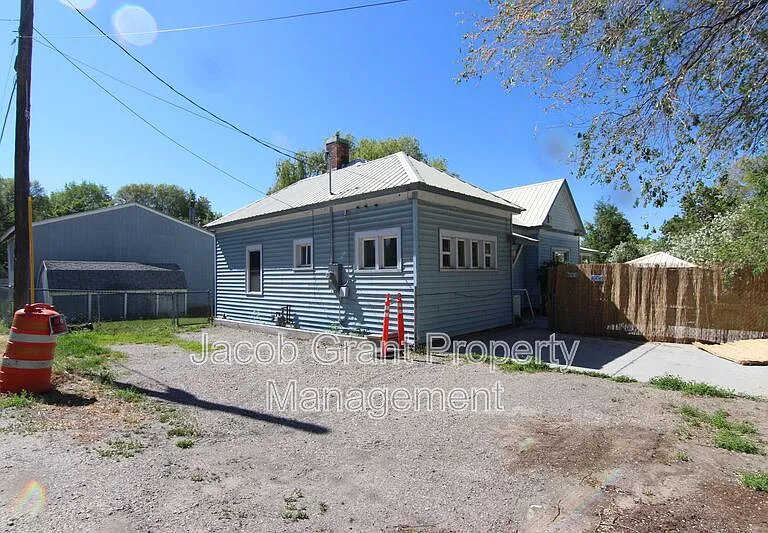 380 Hill St — Photo 11
