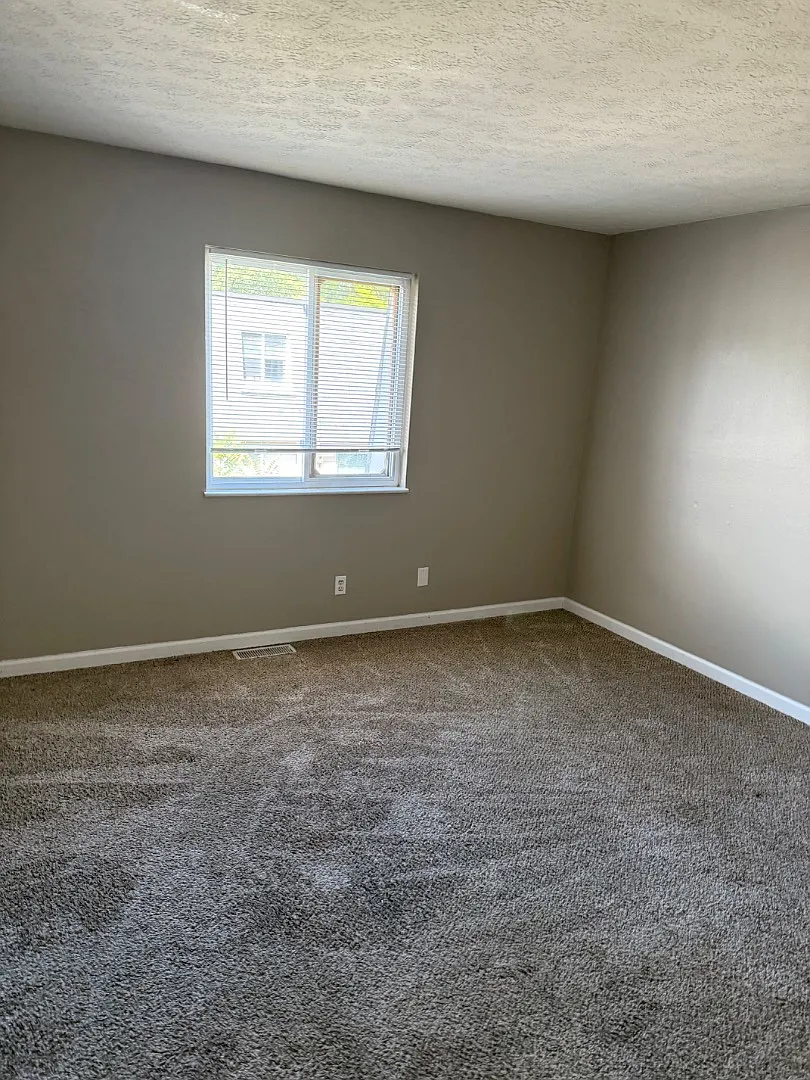 11 W Perry St — Photo 4