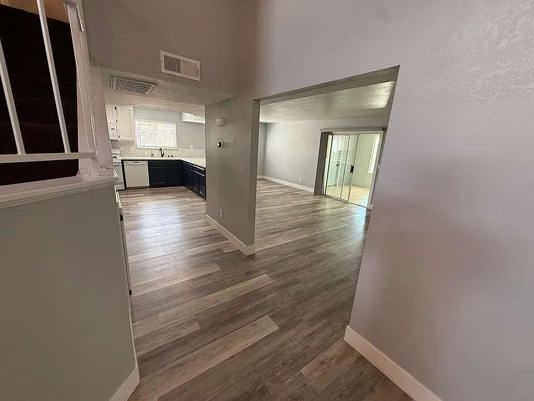 907 Elm St — Photo 13