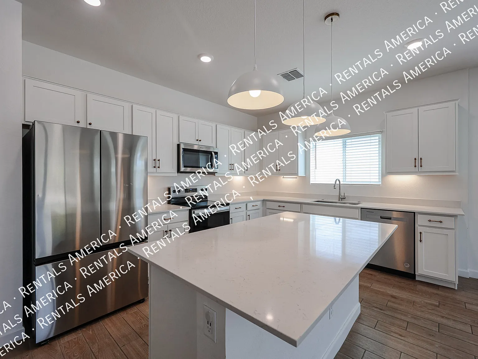 Beautiful 4-Bedroom Home with Loft & Water Softener — Photo 2