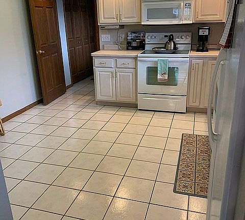 Kitchen (view f/Front Entry)