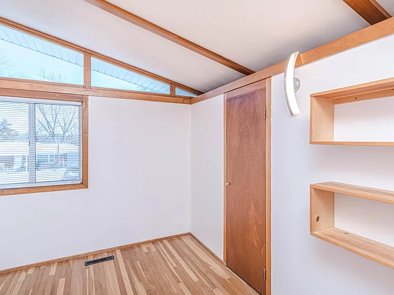 407 Bourn Ave — Photo 9