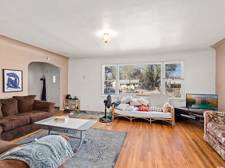 821 W Mulberry St — Photo 3