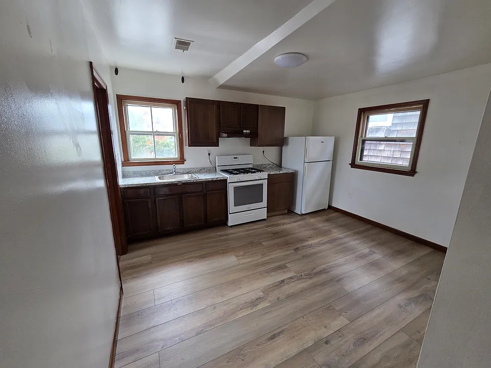 163 King George St #4