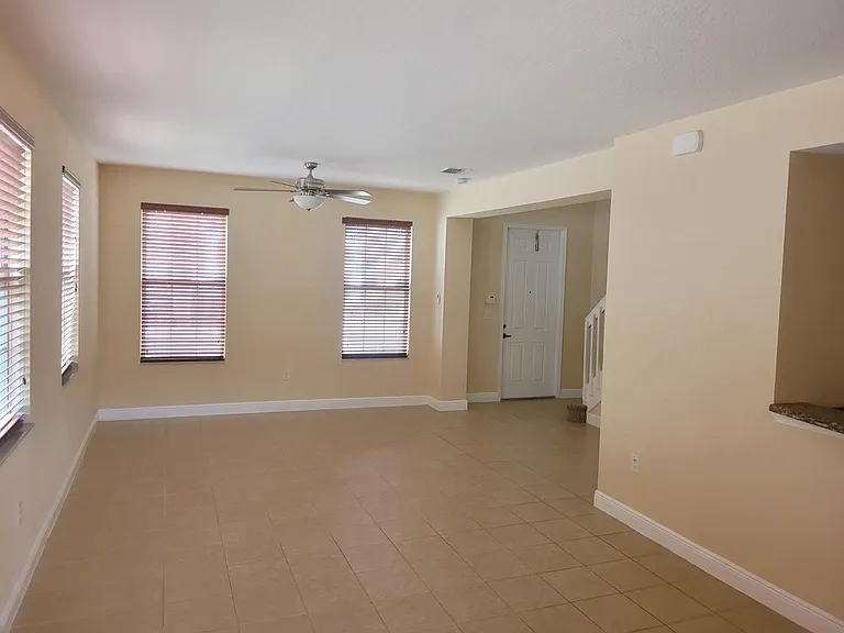 1145 SW 147th Ter — Photo 2