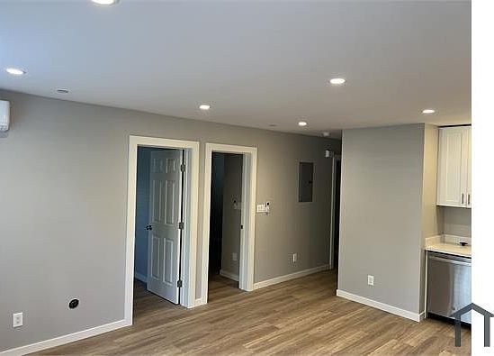3rd image of 1426 Underwood Ave #B