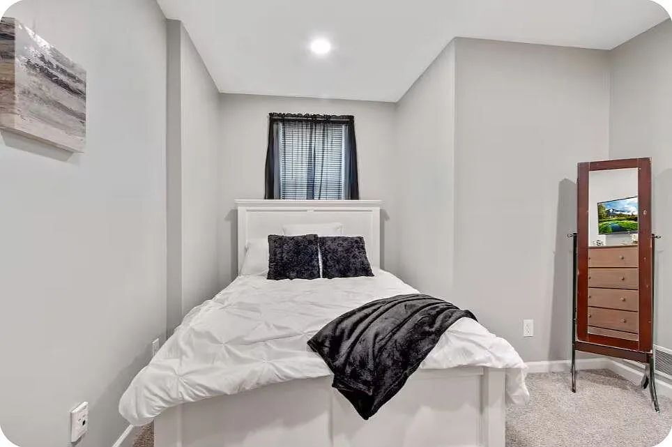 3 bed, 1.0 bath, $3,200 — Photo 4