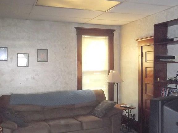4th image of 702 W Montgomery St