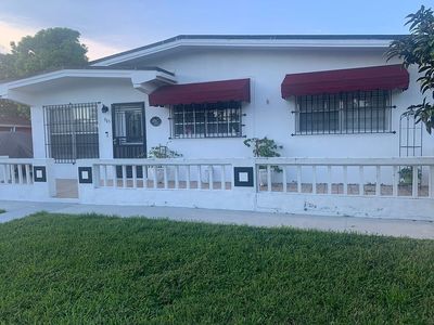 985 W 27th St, Hialeah, FL, 33010