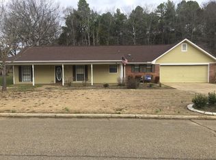 2210 Holly Hill Dr, Tupelo, MS 38801