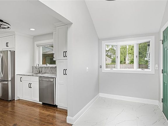 5th image of 26 Tryon Ave