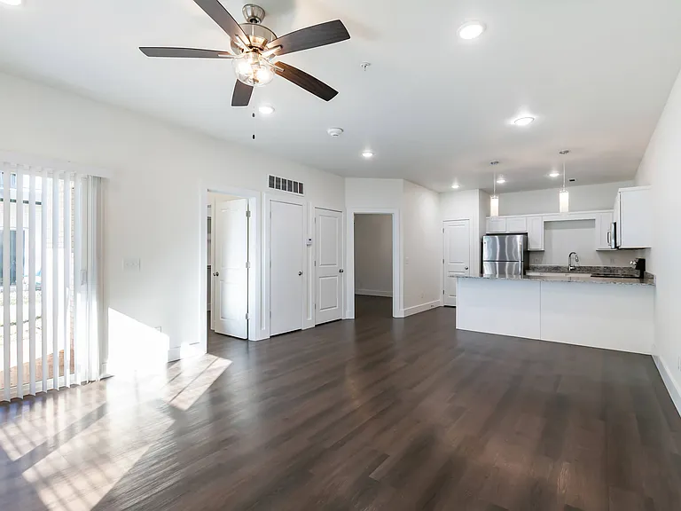 The Lakewood House Apartments — Photo 28