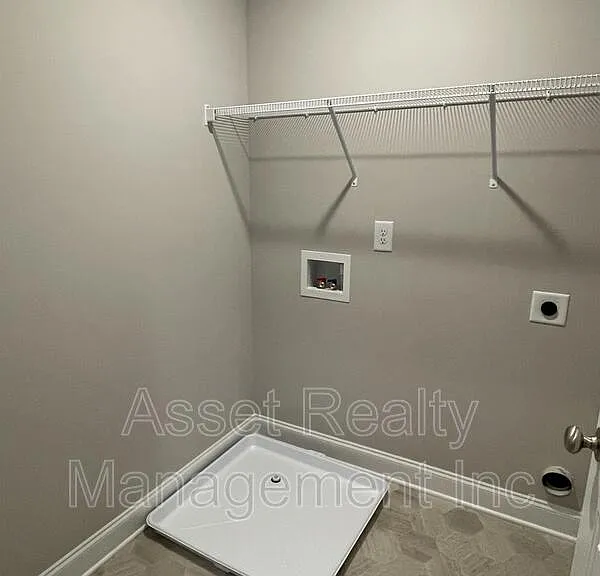 338 Broadberry Ave — Photo 13