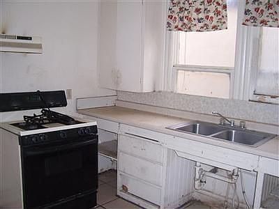 5th image of 239 N Mariposa St