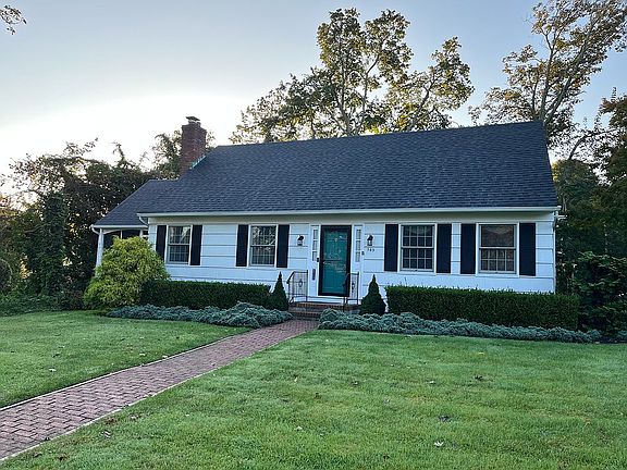 2nd image of 105 Oakes St